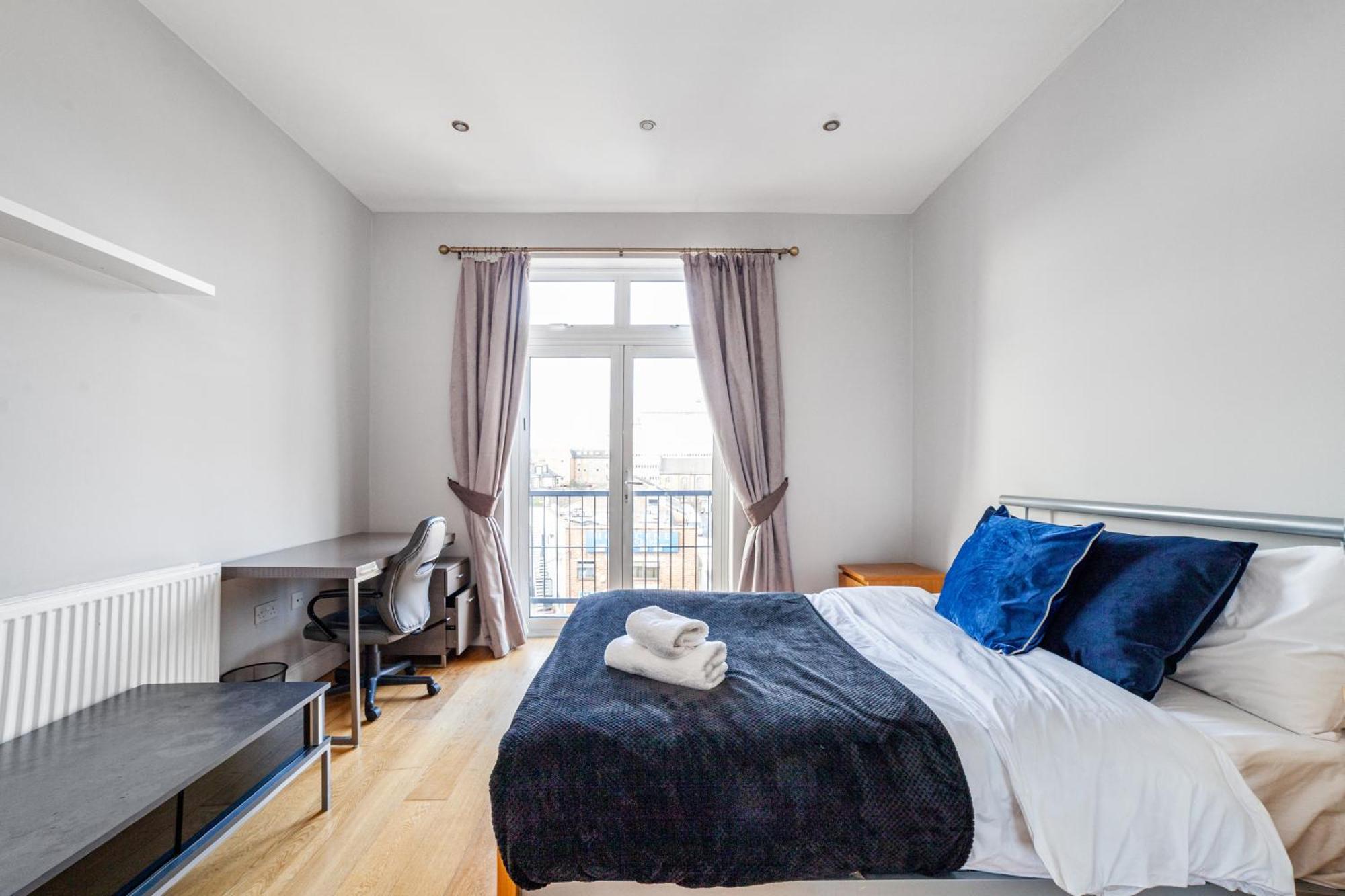 Modern Comfort 4 King Beds Near Camden Town