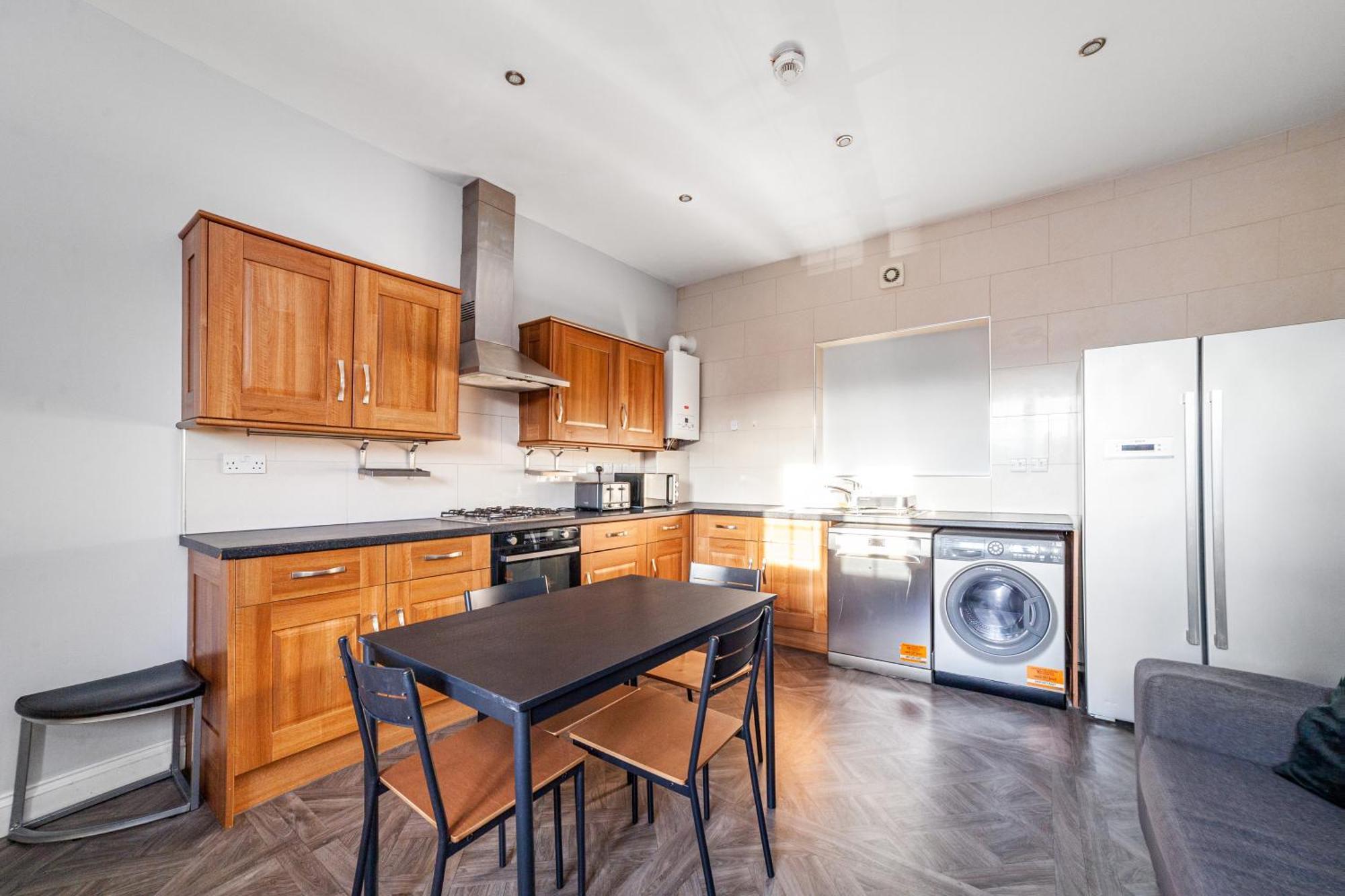 Modern Comfort 4 King Beds Near Camden Town *
