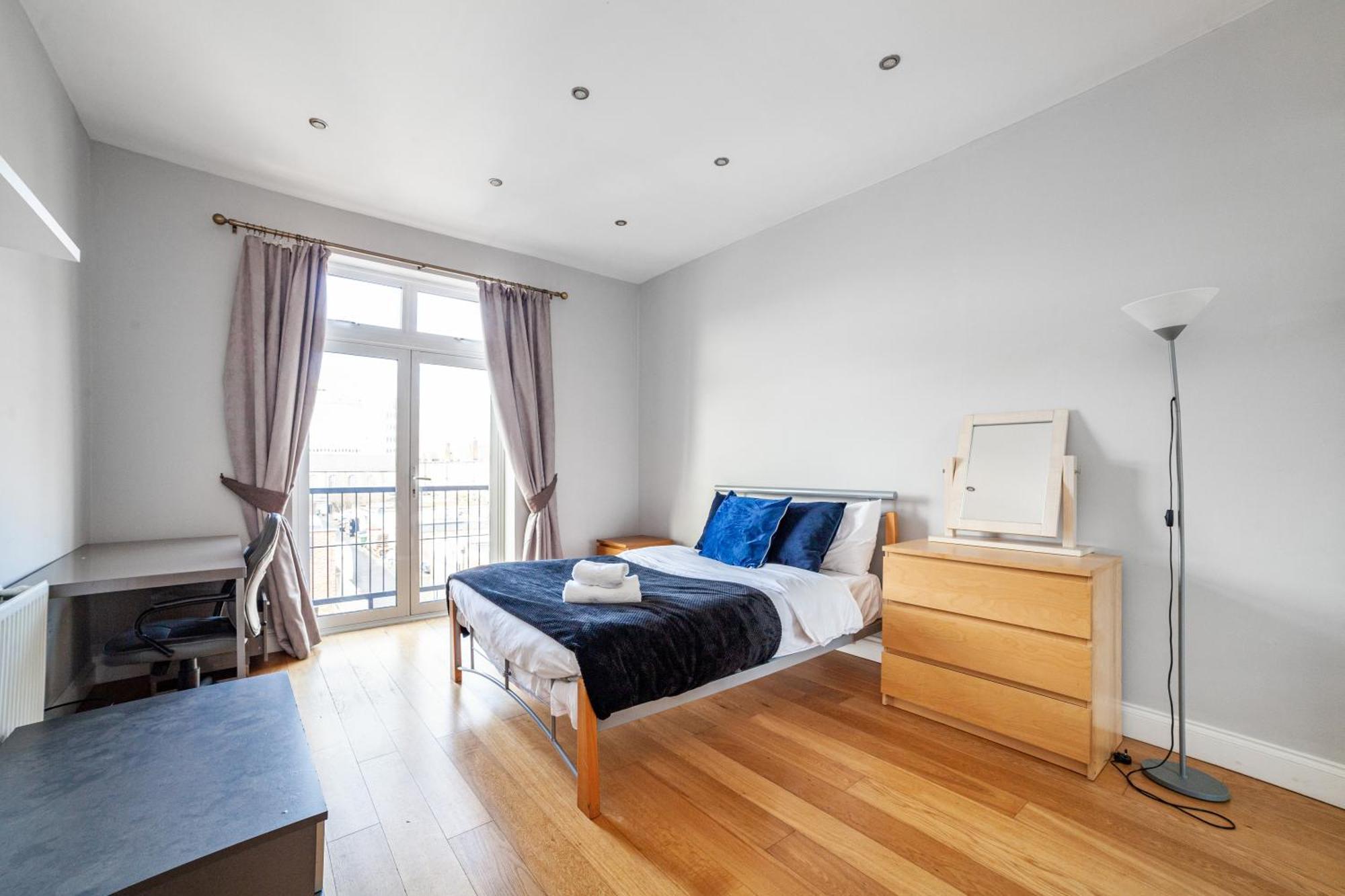 Modern Comfort 4 King Beds Near Camden Town Londra