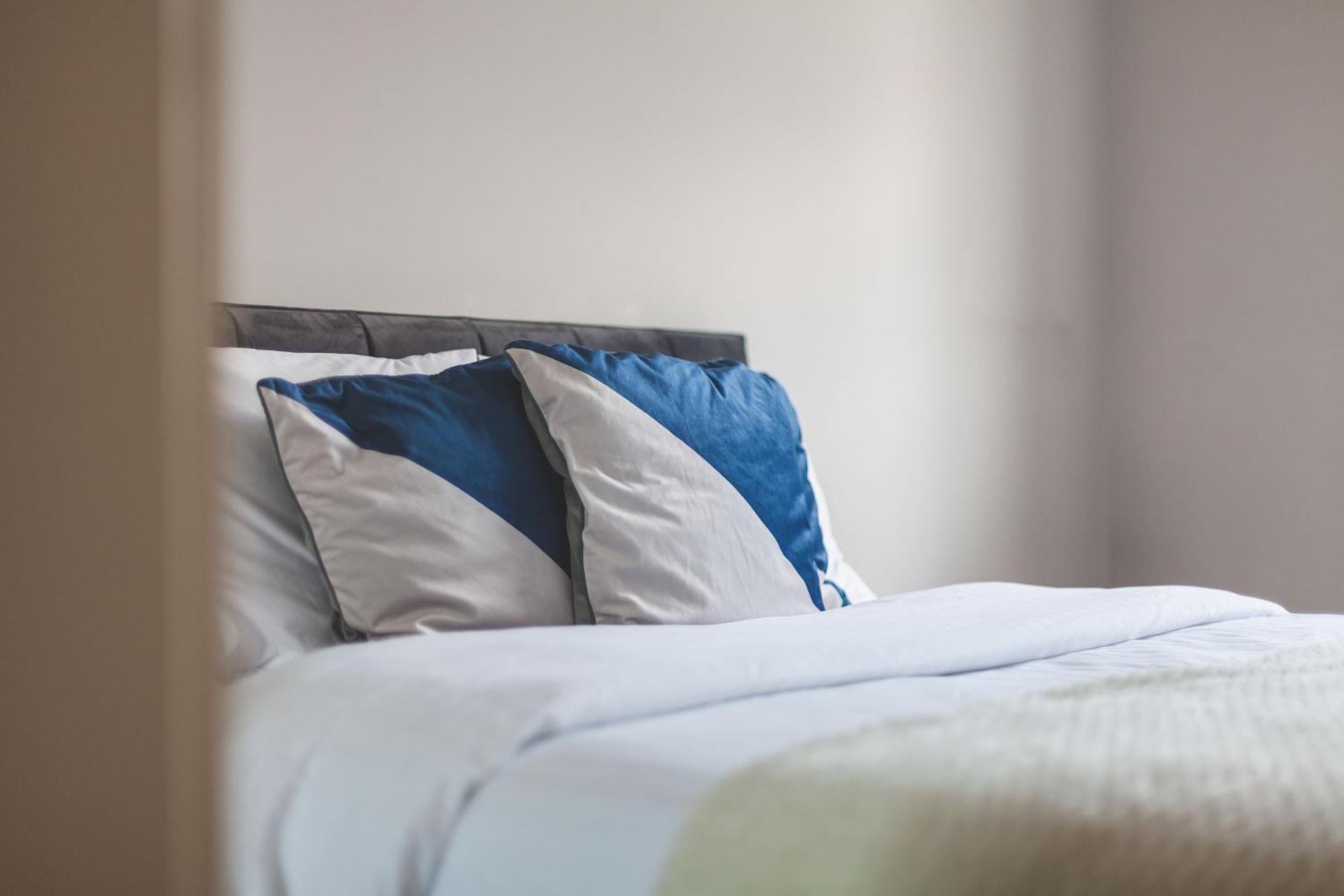 Modern Comfort 4 King Beds Near Camden Town *